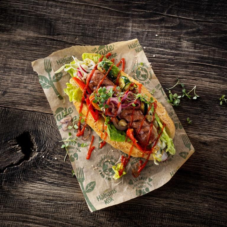 GRILLATTUT SENSAATIOMAISET HOT DOGIT COLESLAWILLA