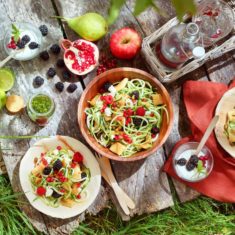 Kesäkurpitsa-pastasalaatti kanssa Hälsans Kök Fileesuikaleet kesäkurpitsa-spagettisalaattia