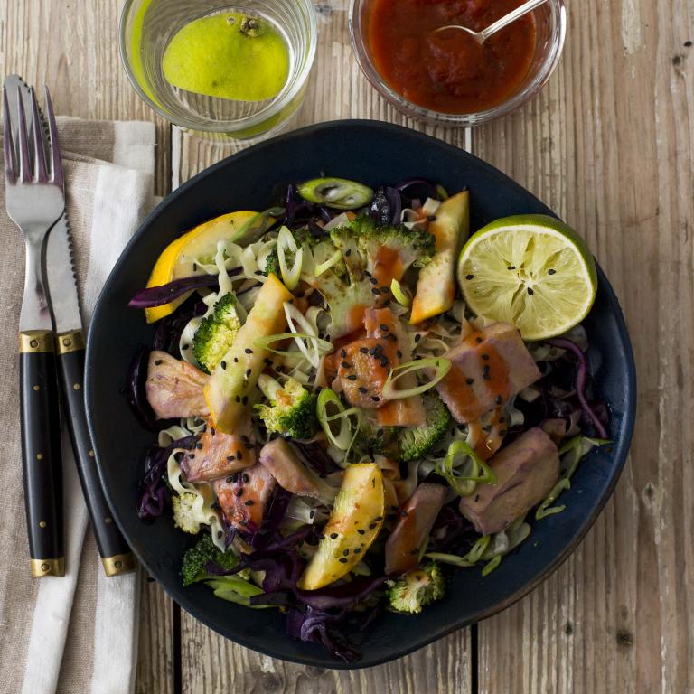 KASVISNUUDELIWOKKI KASVISFILEEILLÄ nuudelit filetillä