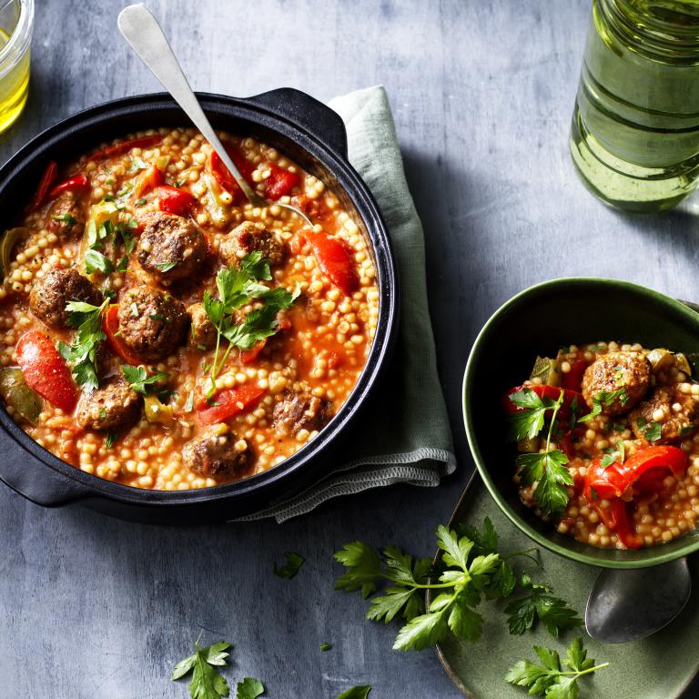 Pearl Couscous "kasvisgulassi" One-Pan Pearl Couscous gulassilla