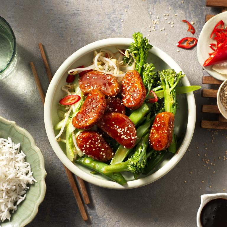 Lasitetut nuggetit riisin ja vihannesten kanssa Lasitetut nuggetit riisin ja vihannesten kanssa