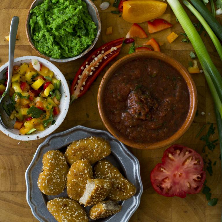 KASVISNUGGETIT KOLMELLA KASTIKKEELLA nugetit dipillä